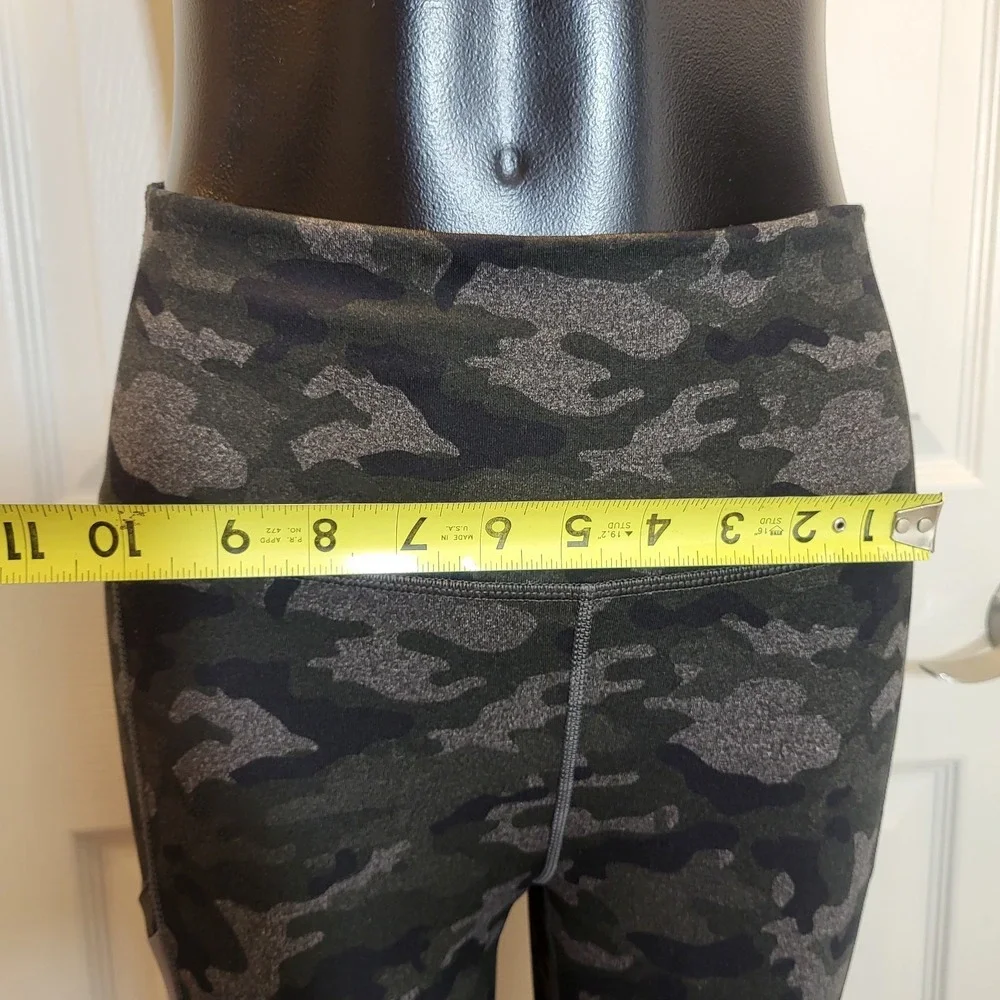 Fabletics On The Go High Waisted Legging Charcoal Camo Size M MSRP 84.95 - Picture 8 of 9